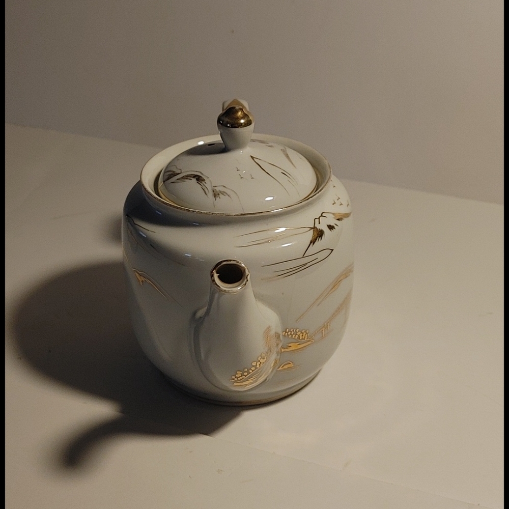 Kutani Teapot and Creamer Hand painted - Picture 2 of 8